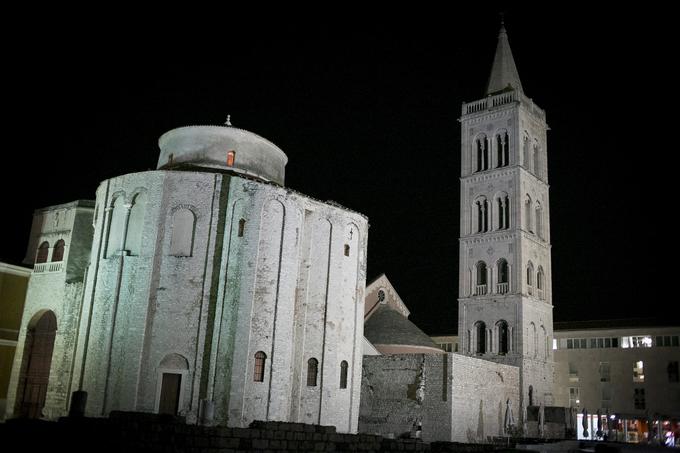 Zadar je središče županije, kjer so epidemiološke razmere občutno slabše kot drugod po Hrvaškem. To pripisujejo predvsem večjemu številu množičnih zbiranj in dogodkov, kjer niso ustrezno poskrbeli za izvajanje epidemioloških preventivnih ukrepov.  | Foto: Ana Kovač