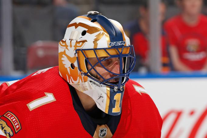 Legendarni kanadski hokejski vratar Roberto Luongo se je po 19 sezonah v severnoameriški ligi NHL poslovil od igranja profesionalnega hokeja. Kanadčan je s 489 zmagami, 392 porazi, 91 porazi v podaljšku in 33 neodločenimi izidi tretji najuspešnejši vratar v zgodovini lige NHL. Luongo se lahko pohvali tudi z zlato medaljo z olimpijskih iger in svetovnega prvenstva, gotovo mu največ pomeni olimpijski naslov z domačih iger leta 2010, ko je bil eden ključnih mož Kanade na poti do zlata. Med svojo kariero v ligi NHL je igral za New York Islanders, Florido Panthers in Vancouver Canucks, Stanleyjevega pokala pa ni osvojil. | Foto: Guliverimage/Getty Images