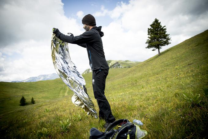 V gorah je zelo dobrodošla tudi astronavtska folija, ki jo najdete v vseh športnih trgovinah. | Foto: Ana Kovač