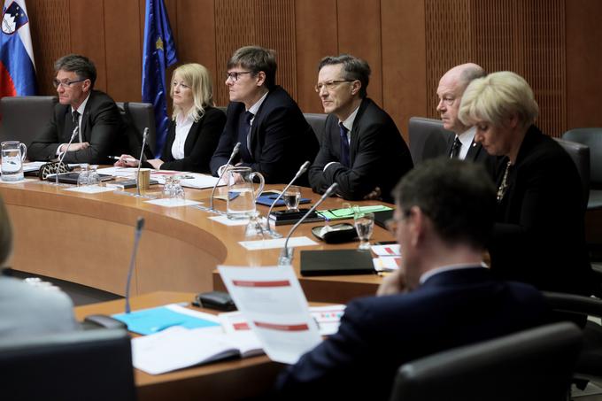 Če bomo ukinili dopolnilno zdravstveno zavarovanje, bo treba zagotoviti stabilni in dolgoročni vir financiranja, je poudaril Šabeder. | Foto: STA ,