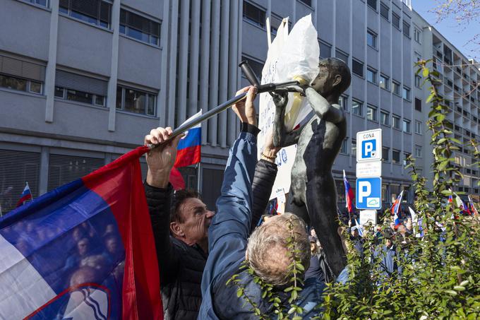 "Če spremembe ne bodo radikalne, naslednjič ne bomo več stali tu, ampak se dobimo v prostorih RTV Slovenija," je pred RTV Slovenija povedal Rupar. | Foto: Bor Slana/STA