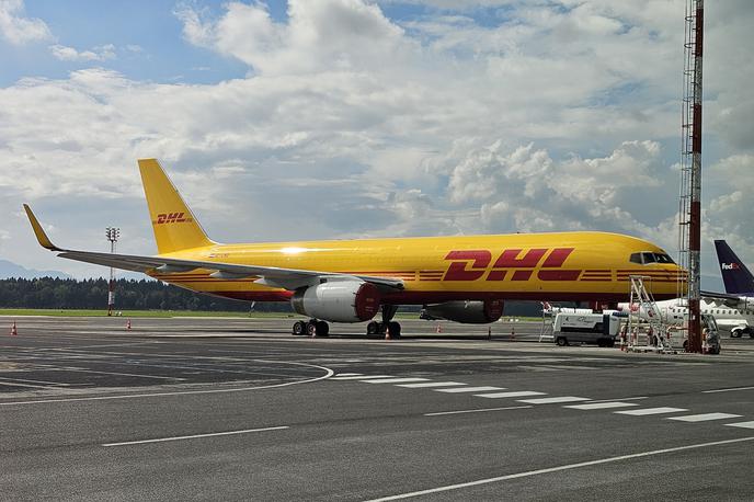 DHL, letalo, Brnik | Objekt, ki ga bo zgradilo podjetje GIC Gradnje, bo obsegal 8400 bruto kvadratnih metrov, in sicer na zemljišču, ki ga je DHL Express najel od upravljavca Letališča Jožeta Pučnika Ljubljana Fraport Slovenija. | Foto Srdjan Cvjetović