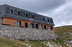 Kamniška koča na Kamniškem sedlu (1864 m)