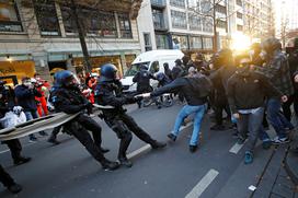 Policija nad protestnike v Frankfurtu