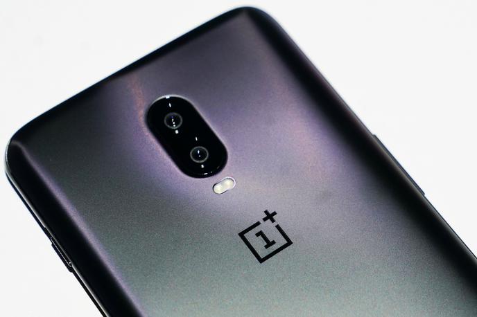 OnePlus, OnePlus 6T | Glavni atrakciji hrbtne strani pametnega telefona OnePlus 6T sta dvojni fotoaparat in pa logotip, ki ga v zadnjem času prepozna vedno več ljudi.  | Foto Reuters