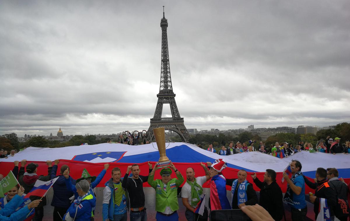 Pariz navijači | Slovenski navijači so preplavili Pariz, kjer se bo ob 17.30 začel finale evropskega prvenstva v odbojki. Kdo bo sedel na evropski prestol? Srbi ali Slovenci?  | Foto Sara Pakiž/Planet TV