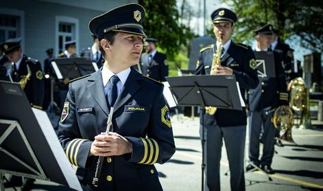 Slovenski protokolarni orkester v modri uniformi