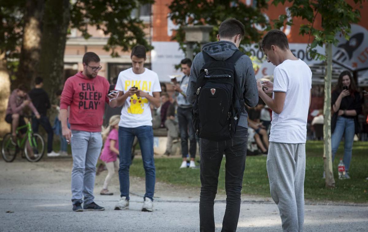 Pokemon GO Ljubljana | Mnogi igralci Pokemon Go morda res niso vedeli, za kaj bodo uporabljeni njihovi podatki, a to ne bi smelo biti presenečenje, saj se je podjetje Niantic, ki je razvilo igro, tako rekoč od začetka ukvarjalo z geoprostorsko vizualizacijo oziroma zbiranjem lokacijskih podatkov. Z najnovejšim prodorom na področje umetne inteligence zgolj sledi trendom, najverjetneje pa upa tudi, da bo pritegnilo katerega od večjih vlagateljev. Na fotografiji igralci Pokemon Go leta 2016 na Kongresnem trgu v Ljubljani. | Foto Bojan Puhek