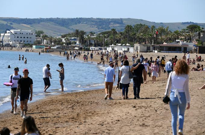 Prebivalci Italije so prvi konec tedna po odpravi karantene množično obiskovali priljubljene letoviške kraje, zasedli mestne parke in zelene površine ter se družili v lokalih in restavracijah. Pri tem mnogi niso nosili zaščitnih mask in upoštevali primerne fizične razdalje. | Foto: Reuters