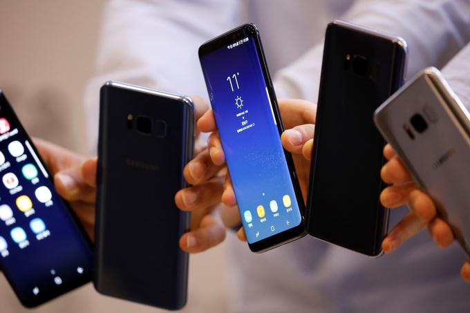 Galaxy S8 in Galaxy S8+ sta med prvimi predstavila oblikovanje s tako imenovanim brezmejnim zaslonom, ki praktično ukinja stranske robove zaslona pametnega telefona. Zaslon je sicer eden najkakovostnejših med vsemi letošnjimi mobilniki, obe napravi pa blestita tudi na drugih področjih - v hitrosti, fotografiji, večopravilnosti in varovanju uporabnikovih podatkov.  | Foto: Reuters