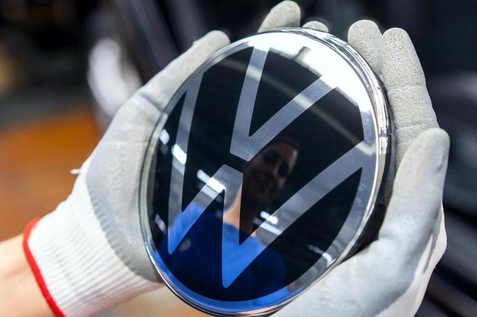 Volkswagen logo | Volkswagen je lani prodal 4.554 lamborghinijev, 82 bugattijev in 53 tisoč ducatijev. Trenutna vrednost Volkswagna znaša 78 milijard evrov. | Foto Volkswagen