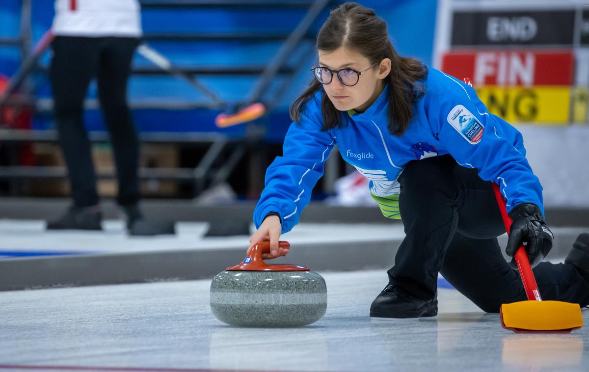 Evropsko B 21 Lillehammer Ajda Zavrtanik Drglin | Slovenska igralka curlinga Ajda Zavrtanik Drglin v akciji | Foto Svetovna curling zveza/ World curling