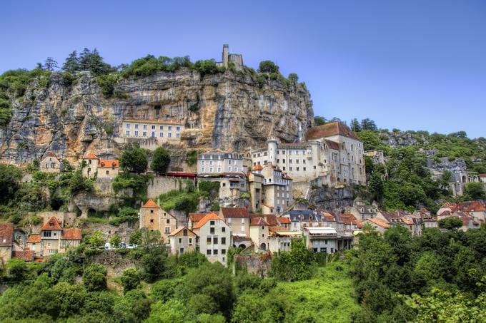 Od Saint-Cirq-Lapopia, francoske najljubše vasi, do Rocamadourja se, ujeta nekje med zemljo in nebom, razprostira pokrajina Lot, znana po nasprotij polni pokrajini ter kot dom znanega ovčjega sira. Na popotovanju od vasi do vasi odkrijte Gouffre de Padirac, bogate zelene doline Céléja in kulinarične specialitete pokrajine Quercy. │ Foto: iStock | Foto: 