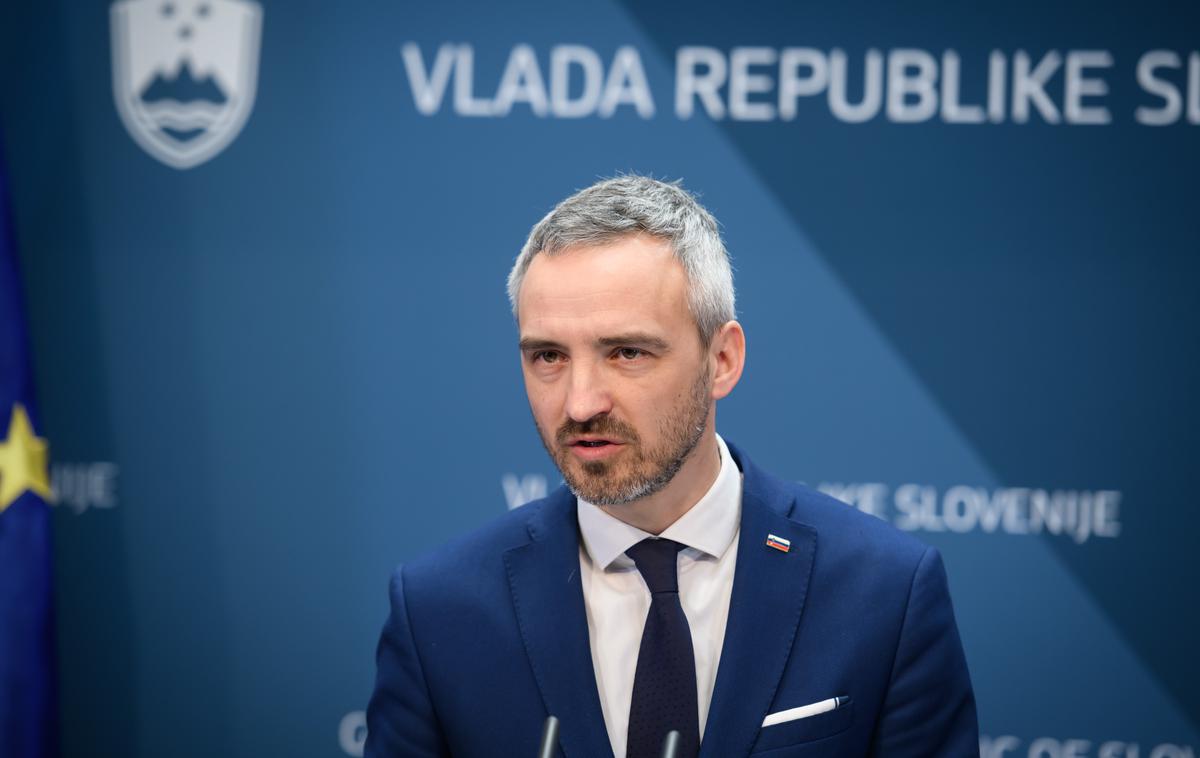 Janez Cigler Kralj | Minister bo sklado s priporočili NIJZ v samoosamitvi. | Foto STA