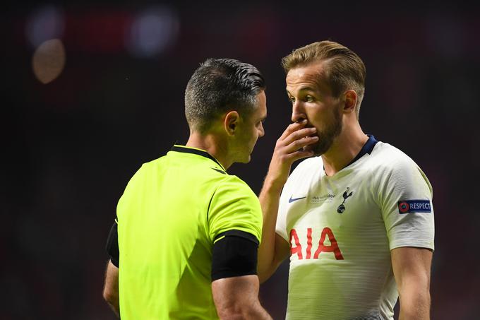 Harry Kane v pogovoru s slovenskim sodnikom Damirjem Skomino med finalom lige prvakov leta 2019 v Madridu. | Foto: Guliverimage/Getty Images