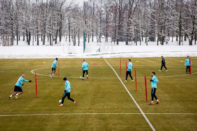 Slovenska reprezentanca je v ponedeljek opravila prvi trening brez Iličića. Podobno kot Kampl in še nekateri soigralci, ki so imeli v nedeljo zahtevno klubsko tekmo, se je pripravljal v fitnesu. | Foto: Žiga Zupan/Sportida