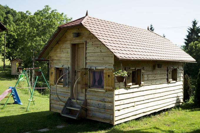 Gostje zelo radi pridejo v glamping hišico, ki je postavljena poleg toplarja. Tudi to sta naredila sama. | Foto: Ana Kovač