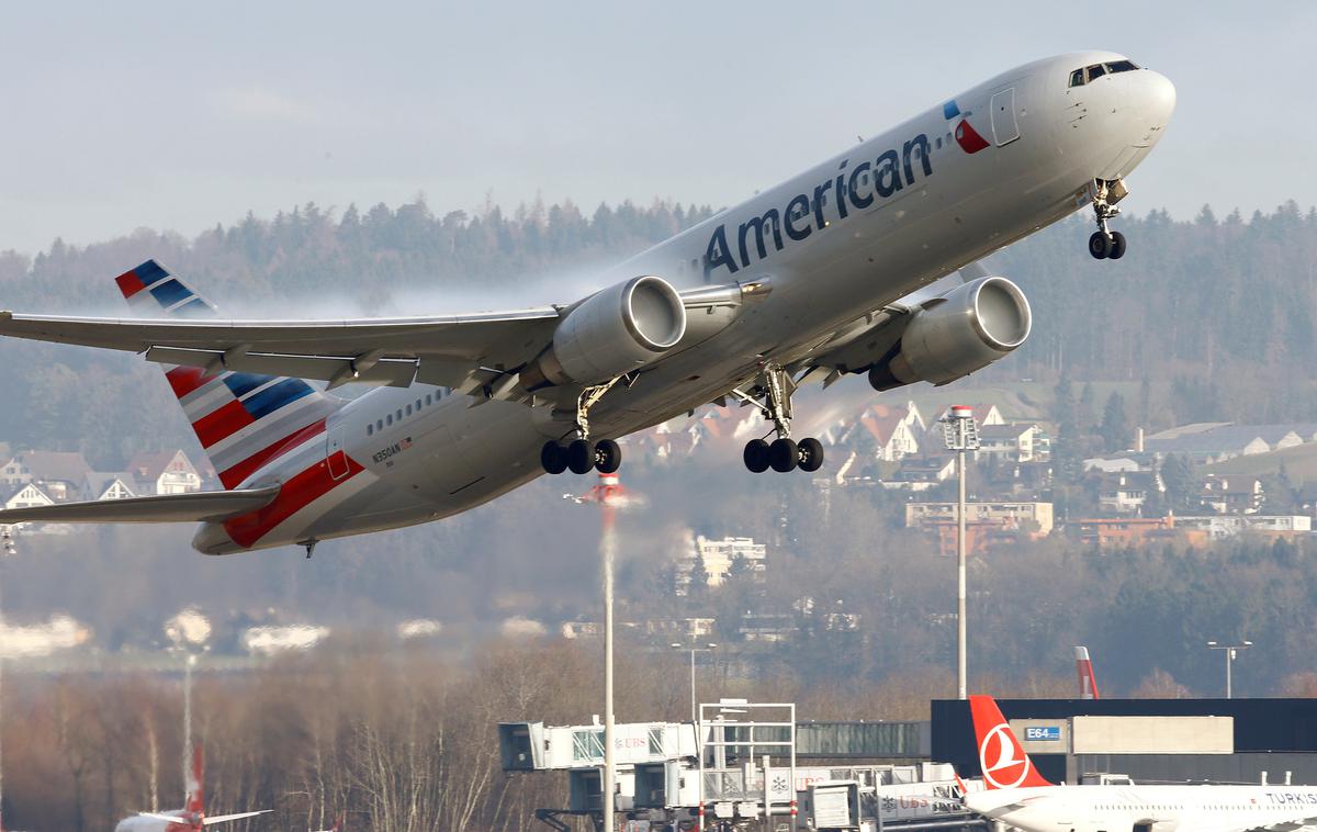 American Airlines | Potnik verjame, da jih iz letala niso vrgli zaradi vonja, temveč zaradi judovske vere, letalska družba pa vztraja, da to ni bilo povezano z vero. To so potrdili tudi nekateri potniki, ki so tvitnili, da je bil smrad tako hud, da ne bi preživeli poleta, dolgega dve uri in pol. | Foto Reuters