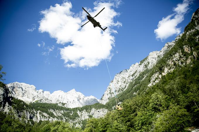 Helikopter Slovenske vojske je včeraj na Okrešelj dostavil prekucnik oziroma demper, mešalec za beton in mreže za pesek.  | Foto: Ana Kovač