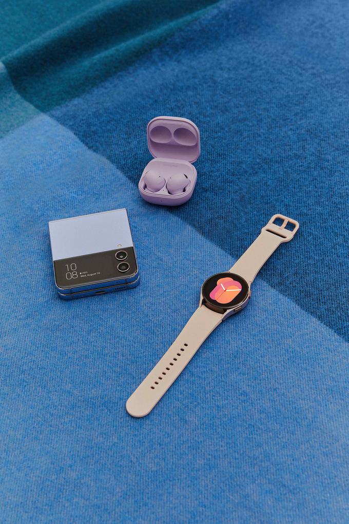 1-100_lifestyle_galaxy_zflip4_blue_watch5_pinkgold_buds2pro_borapurple_HI | Foto: 