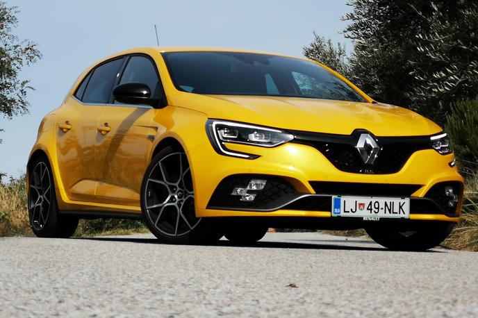 Renault megane RS | Renault megane RS ima v različici trophy moč 300, klasični RS pa 280 »konjev«. Moč se prenaša na sprednji kolesi, na voljo je šeststopenski ročni ali samodejni menjalnik EDC. | Foto Gregor Pavšič