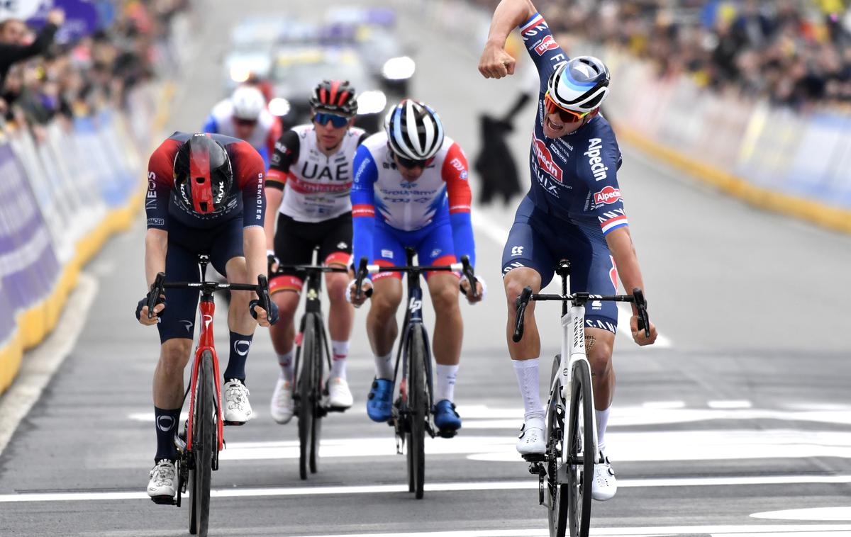 Van der Poel, Pogačar, Flandrija 2022 | Tadej Pogačar je potegnil kratko v ciljnem sprintu 106. Dirke po Flandriji, zmage se je veselil Nizozemec Mathieu van der Poel. | Foto Guliverimage