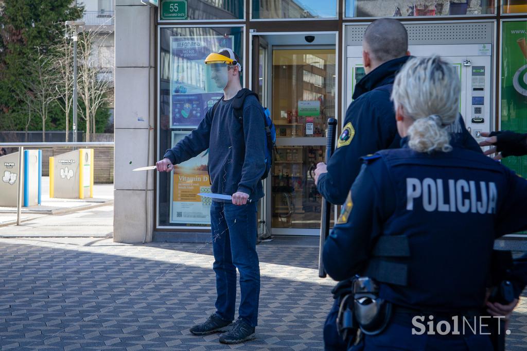 Moški z nožem grozi na Bavarskem dvoru