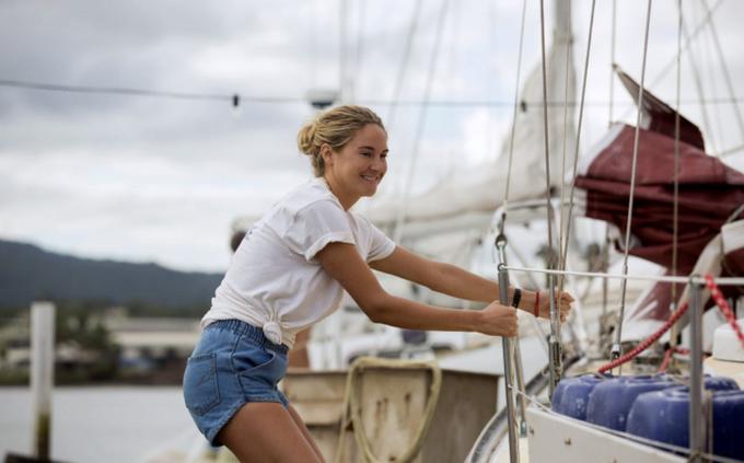 Shailene Woodley v filmu Izgubljena med valovi (Adrift). | Foto: IMDb