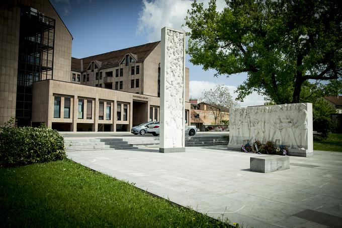 V spomin na stavko železničarjev iz leta 1920 so na Zaloški cesti postavili spomenik. | Foto: Ana Kovač