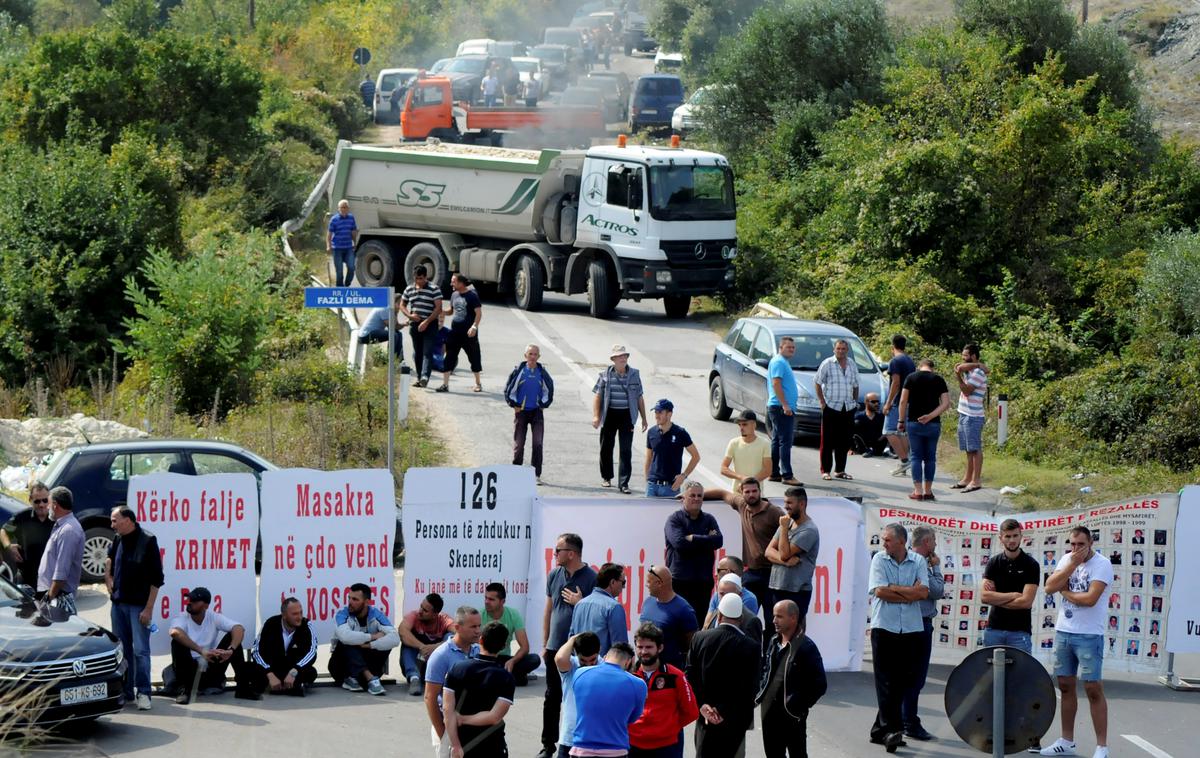 Kosovo | Več sto veteranov je ceste blokiralo z gradbenimi stroji, tovornjaki, podrtimi drevesi in skalami. | Foto Reuters