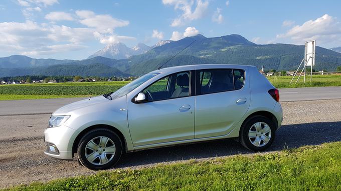 Med majhnimi avtomobili v razredu do 15 tisoč evrov je daleč najcenejša dacia sandero, ki do tako visoke cene sploh ne more priti. Seznam dodatne in varnostne opreme je precej skromen. | Foto: Gregor Pavšič