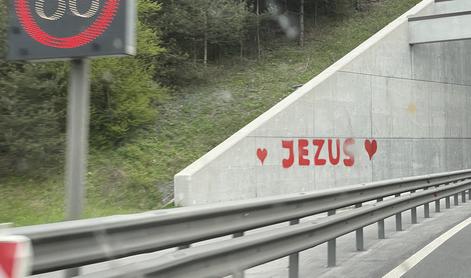 Napisi "Jezus" ob avtocesti: tak je prvi odziv odgovornih #foto