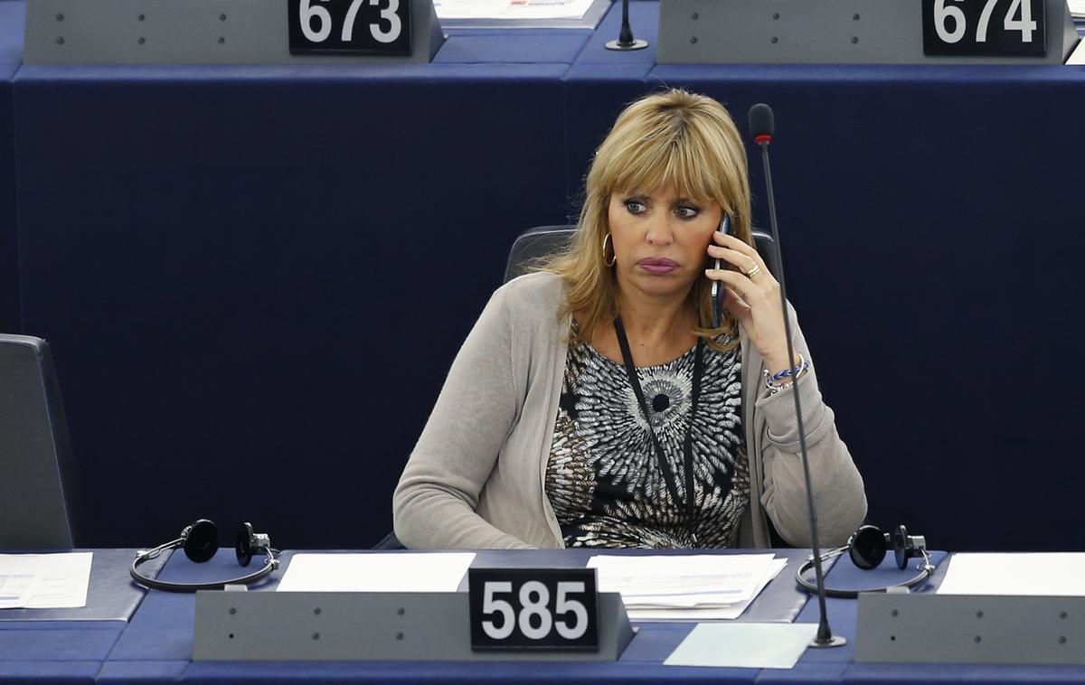 Alessandra Mussolini | Evropska poslanka Alessandra Mussolini je pojasnila, da je neznanec vanjo vrgel berglo, ki jo je udarila po ramenih in hrbtu. | Foto Reuters