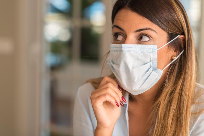 Med nošenjem zaščitne maske se je ne smete dotikati. | Foto: Getty Images