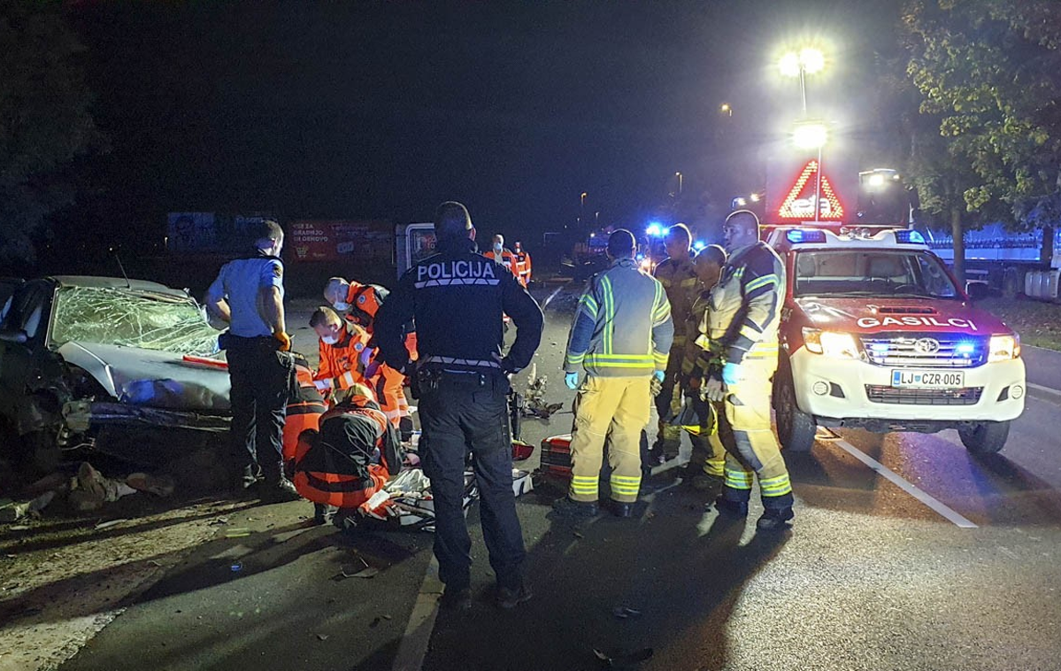 Domžale nesreča. | V sredini prometni nesreči pri Domžalah je umrl 28-letni voznik, poškodovanega 37-letnika pa so odpeljali v ljubljanski klinični center.  | Foto domzalec.si