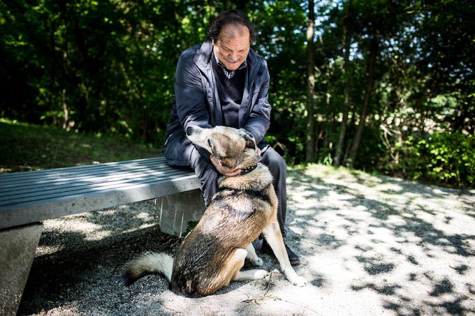 Pred leti je načrtoval obisk vseh slovenskih krajev, a je idejo sčasoma opustil. Danes jo v okviru projekta Slovenija uresničuje Kranjčan Mitja Lavtar. (Na fotografiji: Kozinc s štirinožnim prijateljem Stanleyjem.) | Foto: Vid Ponikvar