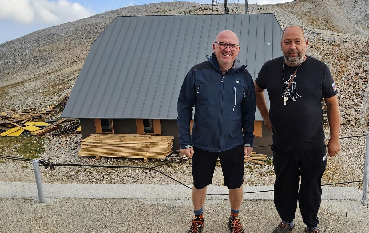 Kredarica, Triglavski dom na Kredarici, trajnost, PD Ljubljana Matica | Vodja strokovne službe planinskega društva Ljubljana Matica Aleš Jenko in oskrbnik Triglavske koče na Kredarici Herman Uranič pred energetsko prenovljeno streho depandanse Triglavskega doma na Kredarici | Foto Srdjan Cvjetović