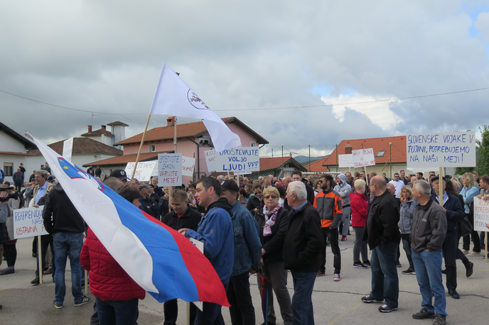 Protesti | V Jelšanah se je okoli 400 ljudi udeležilo protesta proti sprejemno-registracijskemu centru za migrante in varovano mejo.  | Foto STA