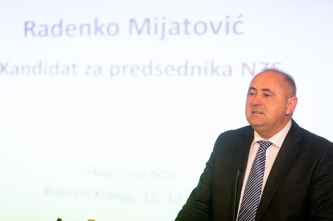 Vlado RS tako na podlagi predstavljenih argumentov pozivamo k takojšnji spremembi dikcije odloka, ki bo omogočila izvajanje nogometnih tekmovanj, ki predstavljajo gospodarsko dejavnost, oziroma ustrezno interpretacijo odloka na način, da so treningi enako kot za vrhunske športnike omogočeni tudi vsem poklicnim športnikom.      | Foto: Žiga Zupan/Sportida