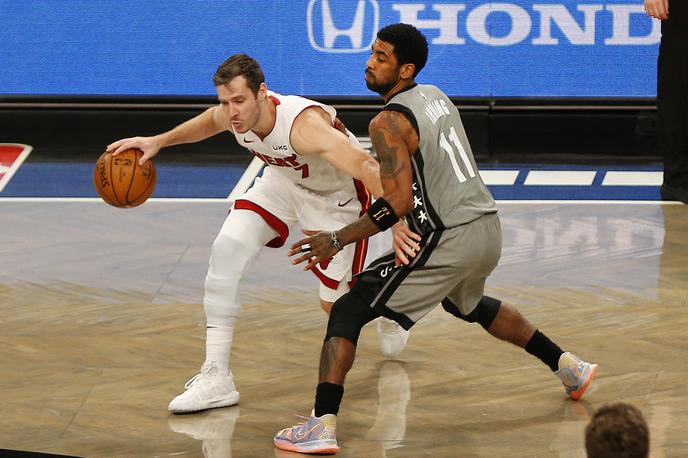 Goran Dragić Kyrie Irving | Kyrie Irving in Goran Dragić lahko igrata skupaj le na gostovanjih, ki niso v zvezni državi New York. Kyrie Irving ima namreč prepoved igranja v New Yorku, ker ni cepljen proti bolezni covid-19. | Foto Reuters