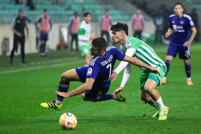 Veliko je bilo valjanja po tleh. Rok Kronavater je zato kar nekajkrat dobil glasne žvižge in žaljivo skandiranje s tribun. | Foto: Vid Ponikvar