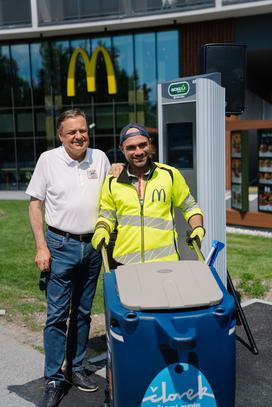 Zoran Janković v spremstvu McDonald'sove 'zelene patrulje'