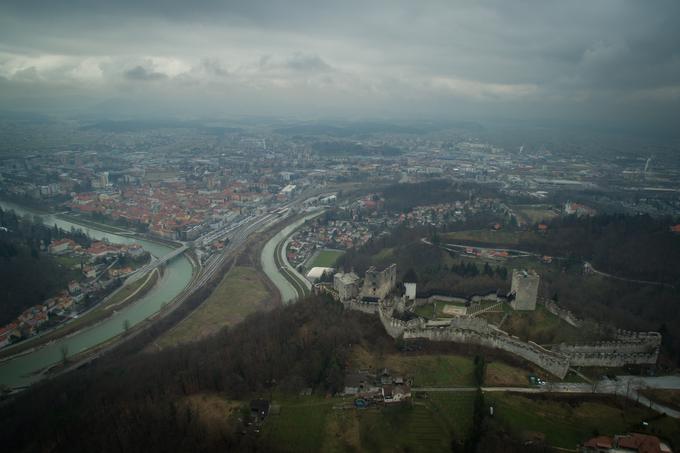 Podobno kot je iz Gile nastala Zilja, je iz romanske Keleje (napisano Celeia) nastalo Celje (k so začeli Slovani po letu 600 izgovarjati kot c). Podobno je pri imenu Celovec, če velja, da izvira iz romanske besede L'aquiliu, kar pomeni kraj ob vodi (mišljeno je Vrbsko jezero). Ime so Slovani ob prihodu prevzeli v obliki Kvilje, iz katere je nastala oblika Cvilje, nato Cviljovec, še pozneje Cvilovec. Ko so prišli na Koroško bavarski oziroma nemški naseljenci, so ime Cvilovec prevedli kot Klagenfurt (cviliti oziroma tožiti je namreč v nemščini klagen), medtem ko se je slovenska oblika mesta na koncu glasila Celovec. Ni pa k postal c v besedah, kot sta Kranj (iz romansko Carnium/Karniu/Karnu) ali Koper (iz romansko Capra/Kapra). | Foto: STA ,