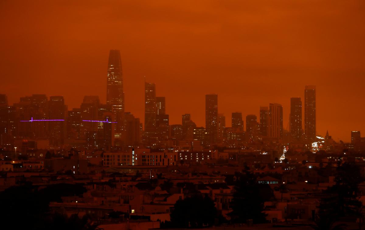 San Francisco | Kalifornija je ameriška zvezna država visokih davkov, ki v zadnjem času doživlja niz divjih požarov (na fotografiji oranžno nebo nad San Franciscom letos septembra, ko so se v gozdovih v bližini velemesta vneli požari). Za demokrate so ti znak podnebnih sprememb, za republikance posledica slabega upravljanja gozdov. Gospodarski motor Kalifornije je Silicijeva dolina, kjer pa visoki življenjski stroški tudi zelo dobro plačanim uslužbencem poberejo večino plače.  | Foto Reuters