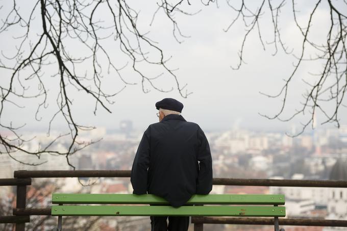 Ob koncu vsakega meseca, ko upokojencem nakažejo pokojnine, se povpraševanje po gotovini sicer poveča, a na Banki Slovenije ne vedo povedati, ali gre za "redne" transakcije ali slovenski upokojenci denar dvignejo, ker ga raje hranijo v gotovini. | Foto: Bor Slana