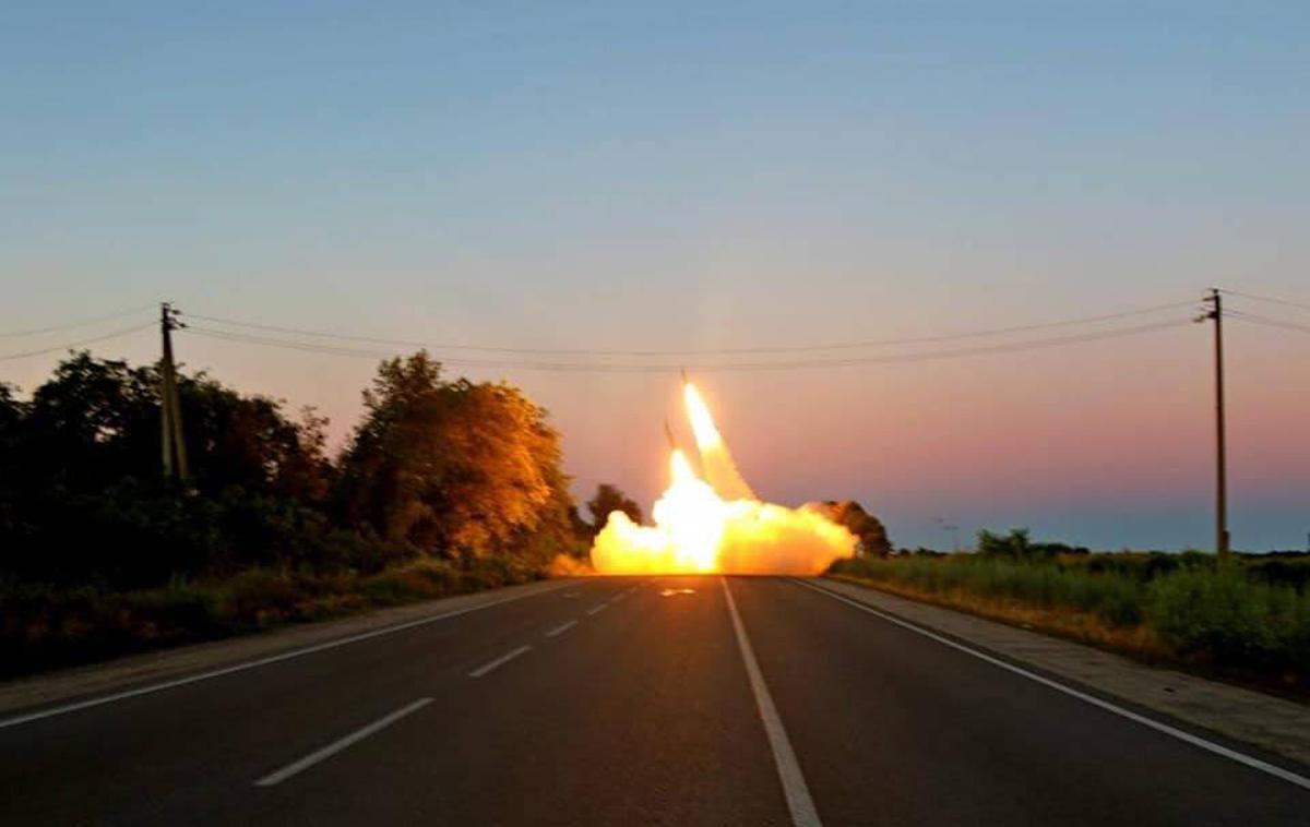 HIMARS | Ukrajina ameriške rakete za sistem HIMARS občasno nadomešča s svojimi, ki letijo dlje in udarijo bolj. Edina težava je, da jih imajo na razpolago razmeroma malo. | Foto Guliver Image