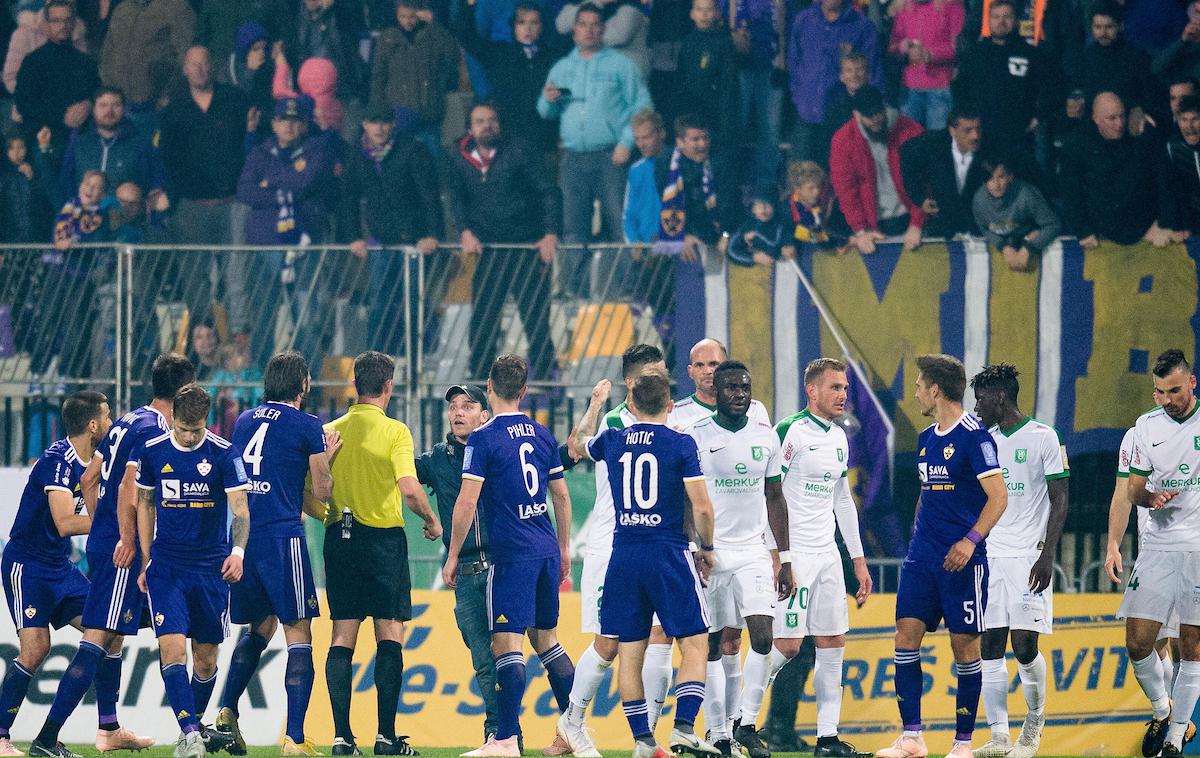 NK Olimpija NK Maribor | Nogometaši Maribora so v 79. minuti obkrožili sodnika Mateja Juga. | Foto Mario Horvat/Sportida