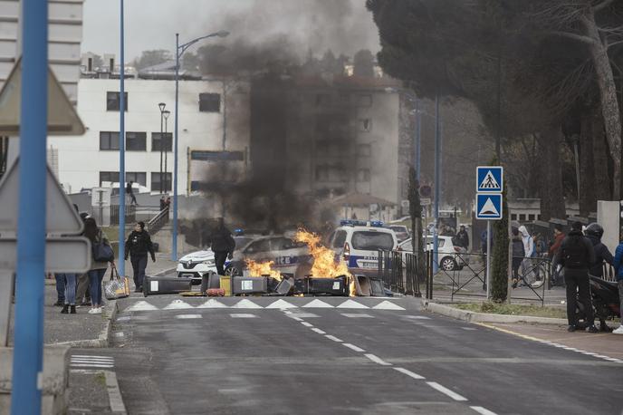 francija pokojinska reforma protesti | Nazadnje je francoska vlada želela spremeniti pokojninski sistem leta 2019. Francozi so skoraj leto dni protestirali na ulicah po večini mest v državi, velikokrat so se zgodili tudi spopadi s policisti in uničevanje ulic. | Foto Reuters