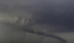 Tornado na Kitajskem zahteval šest življenj in poškodoval 190 ljudi