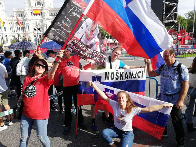 Približno 40 Slovencev je pred odrom za podelitev medalj v središču Madrida oblikovalo glasen slovenski navijaški kotiček.  | Foto: 